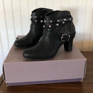 Jennifer Lopez black Booties